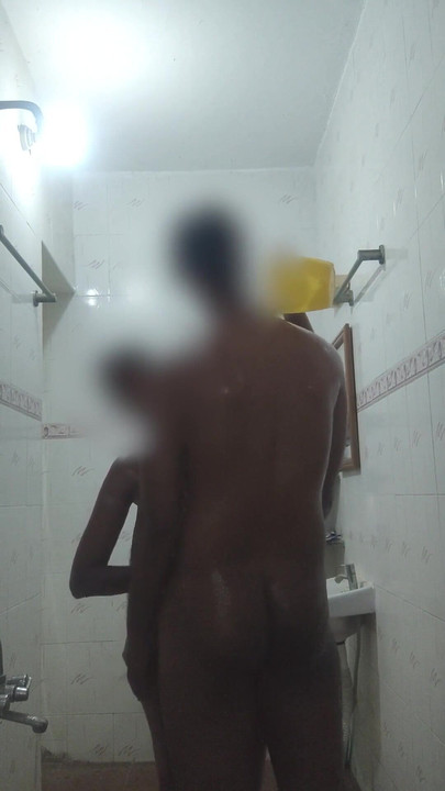 لحظة أيقونية من "صديقة وصديق هنديين لطيفين، يستحمون، يمصون، نيك معا"