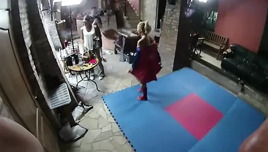 Pegulat supergirl di ruang tamu