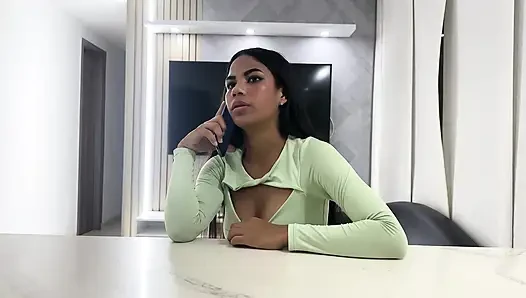 Sementara temanku yang sange lagi ngobrol di telpon sama pacarnya, aku meledakkan pantatnya yang sempit dan kaya dengan kontol besarku.