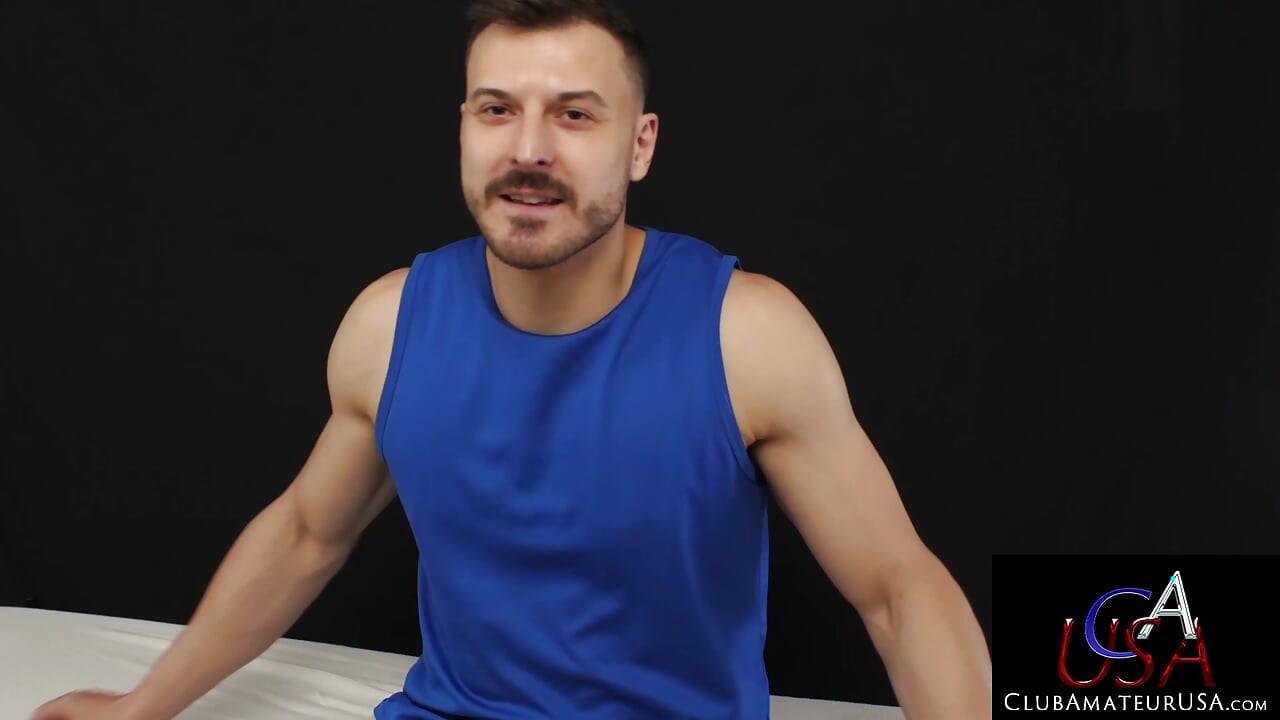 Mišićavi krupan Feliiks Trejnor namazan uljem, masiran i duboko jeban bez kondoma