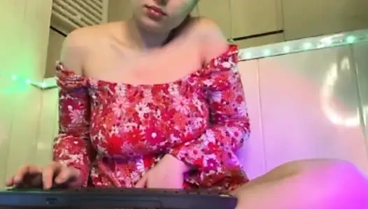 Jucielussie lagi asik mainin toket besar alaminya