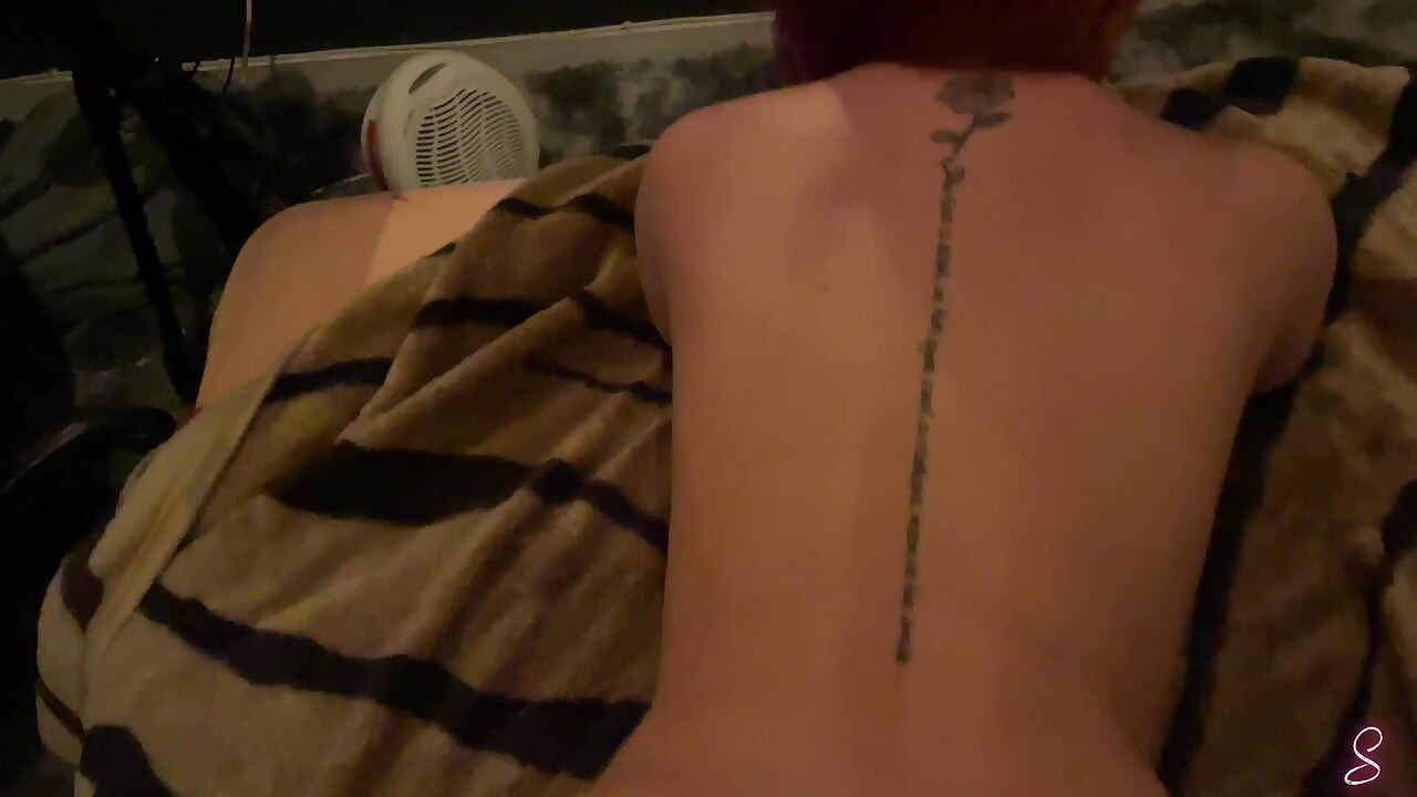 Joven atrapada haciendo trampa en un intercambio íntimo con su mejor amiga