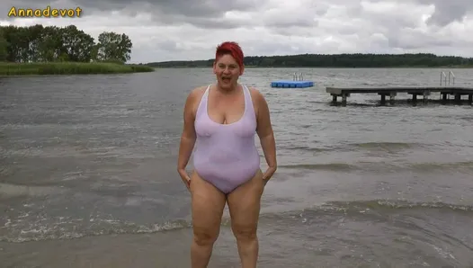 Annadevot - en maillot de bain blanc dans le lac