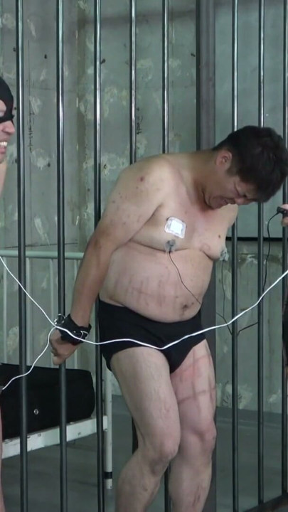 Japoński dominatrix Yuen z porażeniem prądem | Klip 1