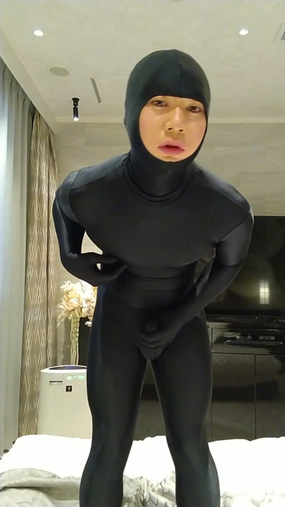 A pervert wrapped in full-body tights masturbates and takes off his mask when he feels good | Clip 1