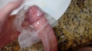 Cumming en una bolsa de plástico llena de lubricante