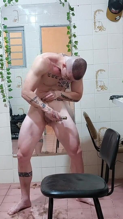 depilando anus e penis | Clip 1