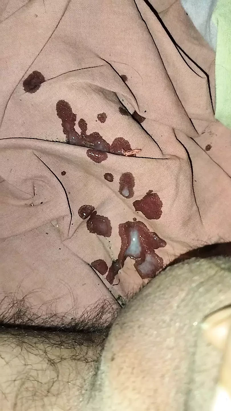 penis de băiat maro care se masturbează cu ejaculare
