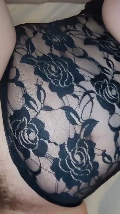 Mamma knullar sin älskare med sin våta fjärilsfitta ... sperma på min stora röv | Klippa 2