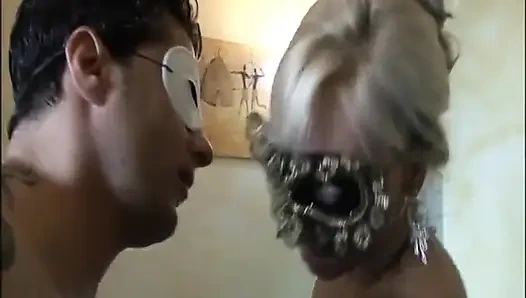 Memek cewek pirang amatir seksi bersetubuh dengan masker dalam posisi dogging... Crot di mulut