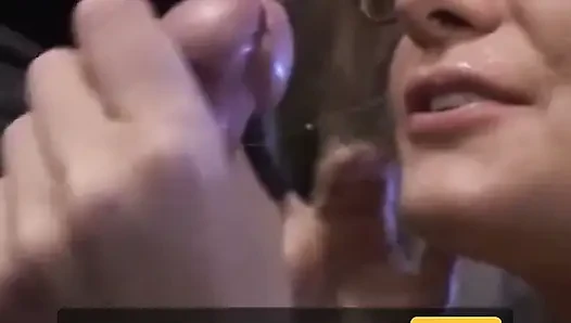 Rebecca Bardoux fickt im wohnzimmer mit ihren dicken titten