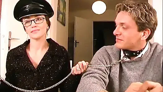 Сексуальная крошка-брюнетка с большим хуем сосет на кухне... сперма в рот