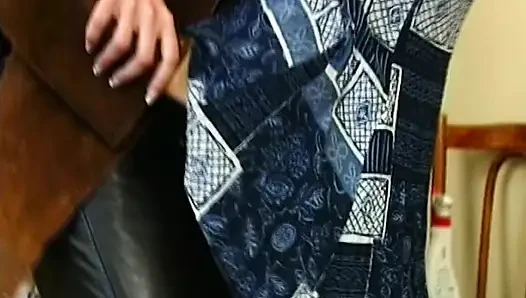 Трудолюбивая домохозяйка играет ковбоя и проститутку