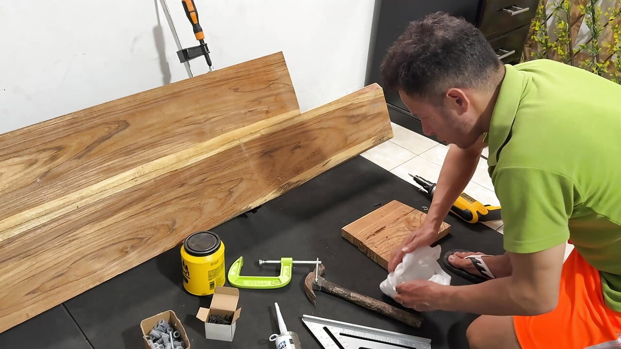 The carpenter has sex with the boss's wife. Episode 1