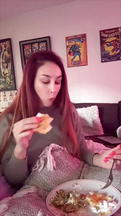 Cozinhando e comendo na câmera
