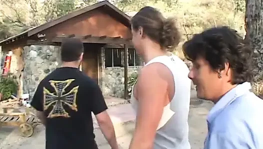 Değersiz orta yaşlı seksi kadın üç adam tarafından sikiliyor ve dölleniyor