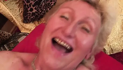 Oma macht es mit fettem dildo und wird dann von einem jungen gefickt