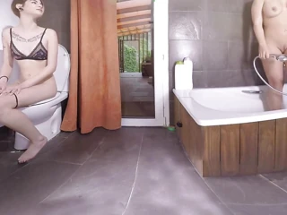 Dua teman masturbasi di kamar mandi