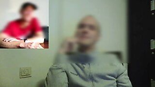 Ho beccato un collega che si masturbava segretamente durante una riunione di lavoro online e si è unito a lui mentre si masturbava i nostri cazzi per grandi sborrate