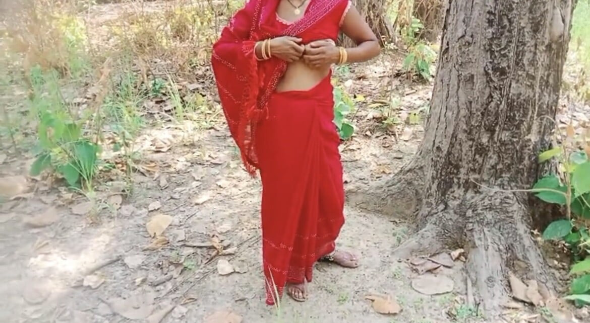 village bhabhi jungal me chudwane ke liye gayi