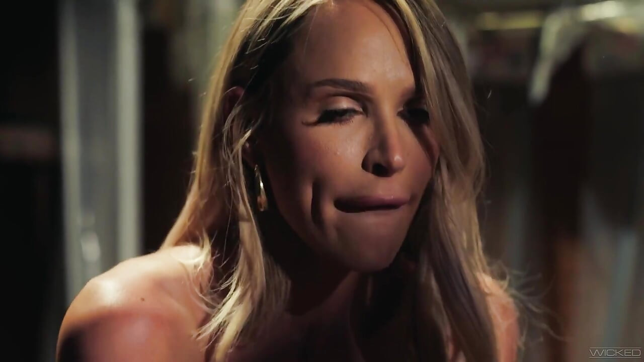 Wicked - Voyeur babe spies em casal fodendo e se junta para sexo a três quente