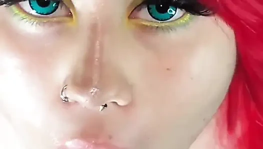 Она обожает, когда ее кормить вкусной спермой