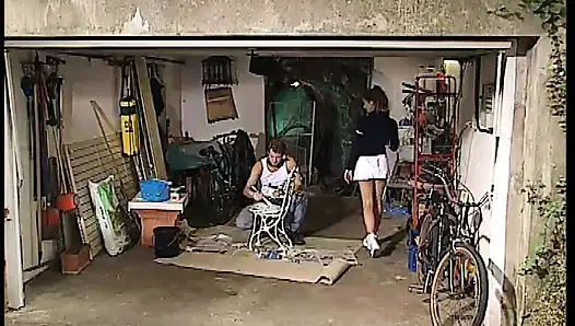 Suster semok rambut pirang lagi asik nyepong kontol di kamar mandi... Godaan itu nggak bisa ditolak!