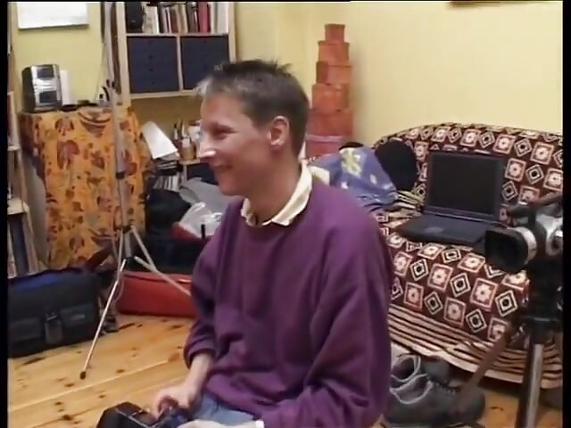 Сучку-брюнетку трахнули пальцами и вылизали киску на кастинге
