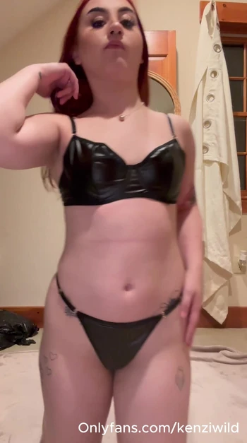 watch me Kenziwild college teen girl petite shakes my big sexy ass