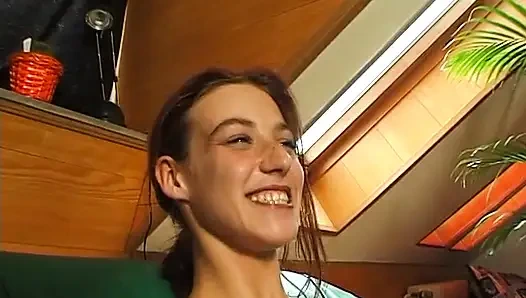 Рыжую тинку трахнули пальцами перед тем, как сосет хуй в экшене в видео от первого лица