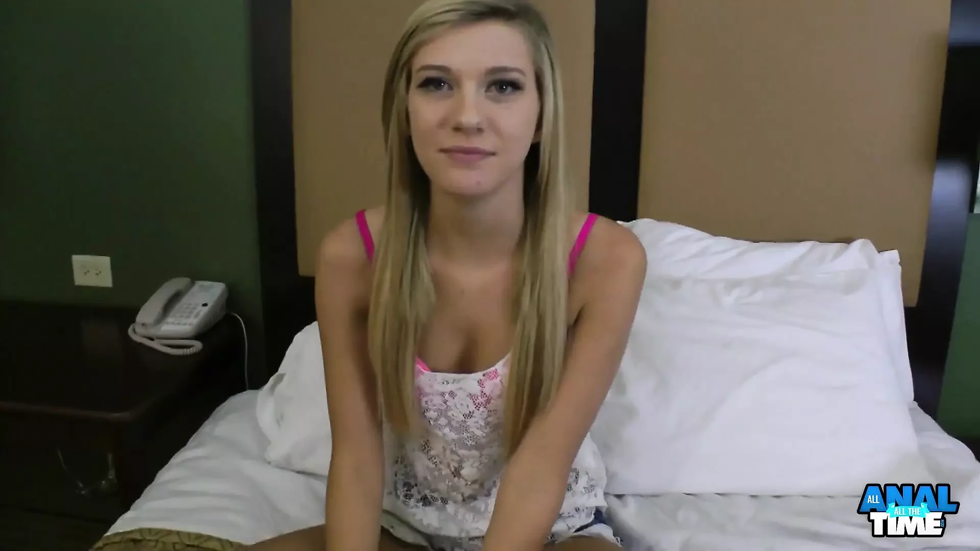 Adegan dubur pertama blonde Chloe Brooke yang seksi