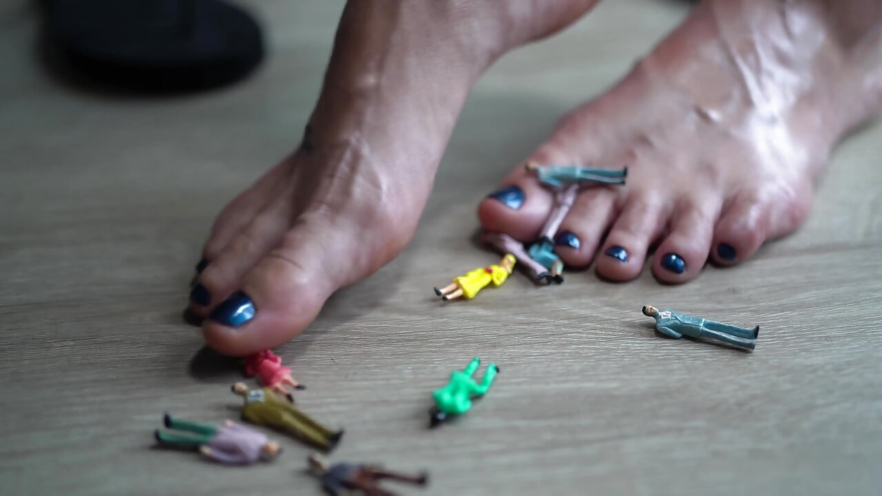 Att gå på små människor med min barefeet