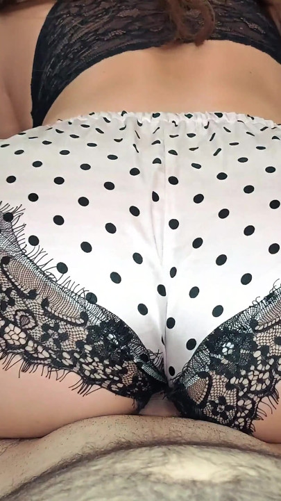 Latin evli kadın seksi pijamalı orta yaşlı seksi kadın bakış açısı göt oyunu, amına binme ve ağzına boşalma