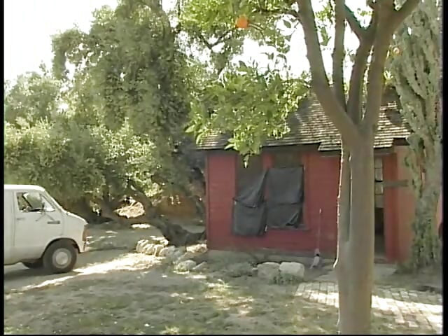 do log ek kaamuk sunahre baalon vaali ko mashin dvara apni choot men chodte hue dekhte hain