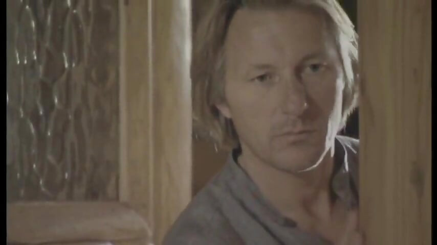 Marido assiste esposa com médico