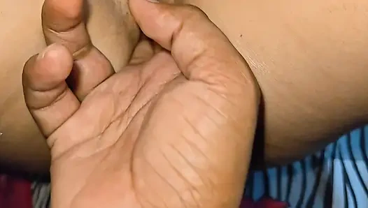 Küçük üvey kız kardeşime yarağımı emdirdim ve sonra onu siktim.