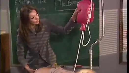 Harika sarışın orta yaşlı seksi kadın lavman alıyor