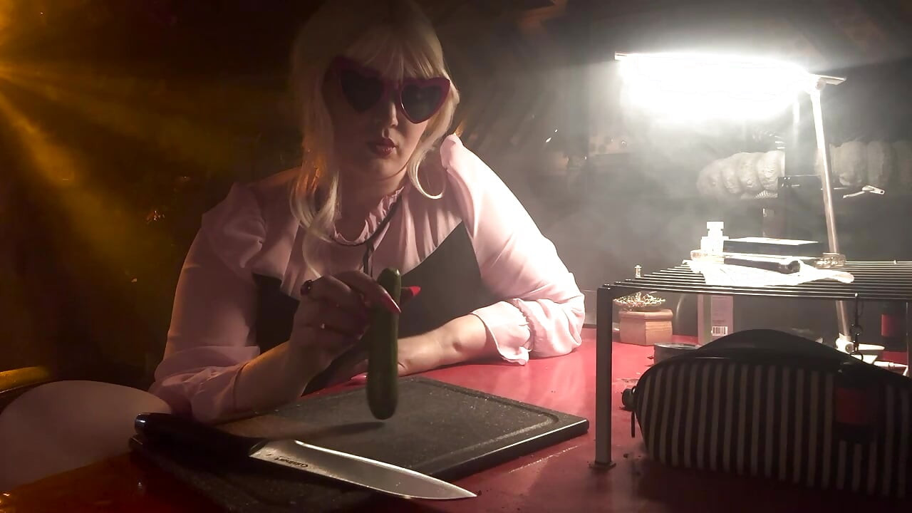 ¡La Ama se divierte con mi cornudo de pene pequeño!