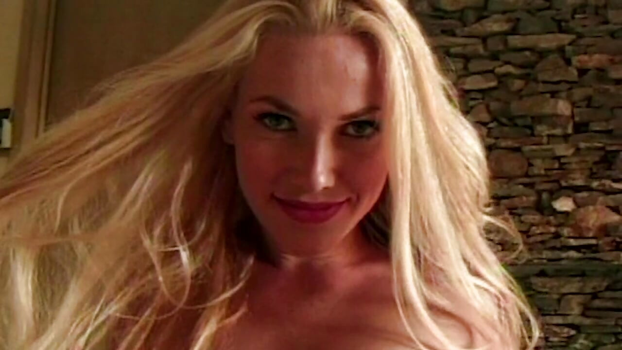 Blonde Verführerin in Ekstase