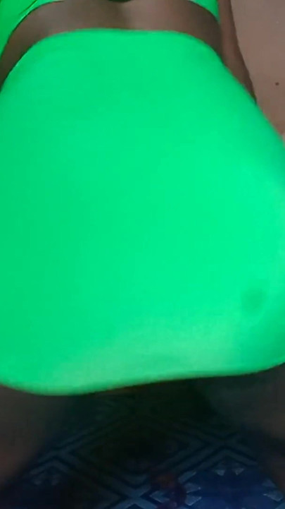 Dedilhando minha buceta apertada saltando meu rabo sexy
