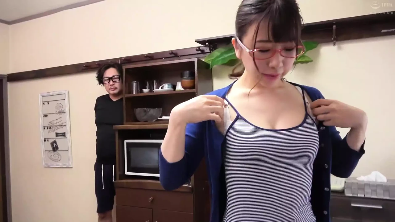 Manami Oura - 我没有邀请他。我的空调坏了，我没有什么可穿的。不小心让他