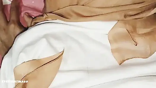 Ngentot gadis cantik berhijab tanpa kondom. Cewek ini nggak mau melepas jilbabnya saat berhubungan seks