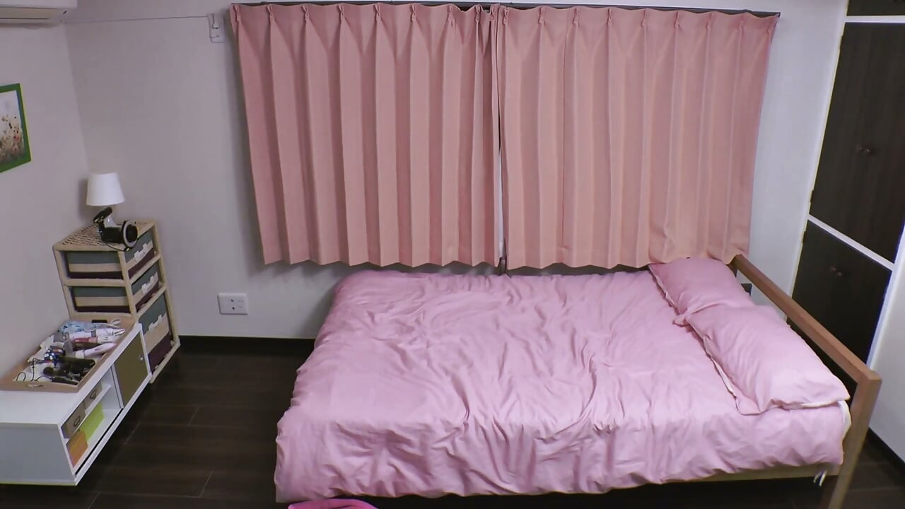 成熟したアジア系MILFが情熱的に恋人に乗る
