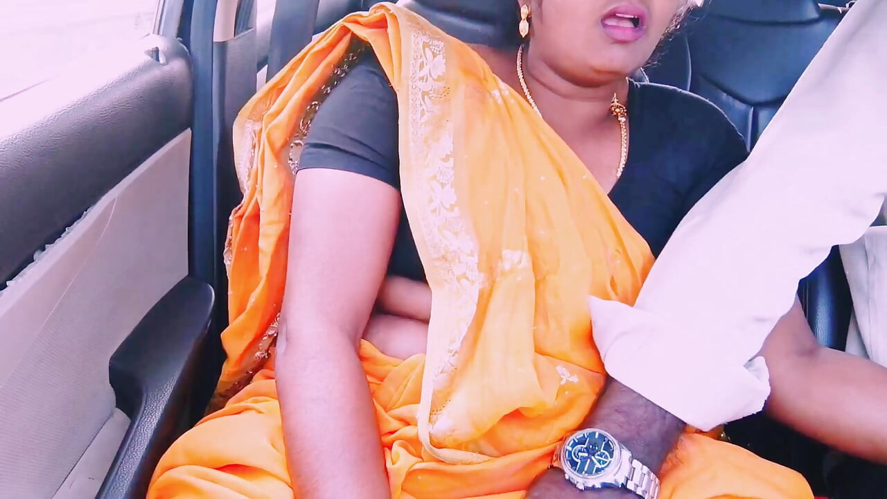 Indiana empregada no carro telugu falando
