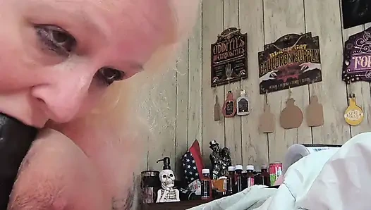 Tuan, aku bisa nyepong kontolmu dengan tebal banget