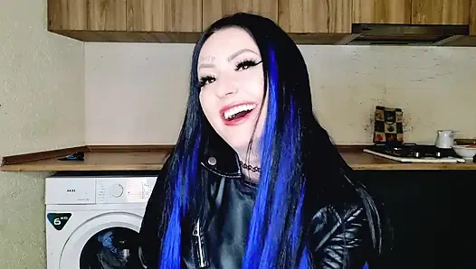 Трах в рот и лицо страпоном. Сегодня будет весело! Домина Nika трахает своего раба глубоко в рот, шлепает его щеке