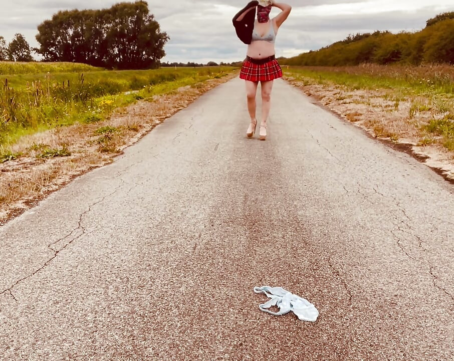 A crossdresser férj a hosszú munkanap után vidékre vonul.