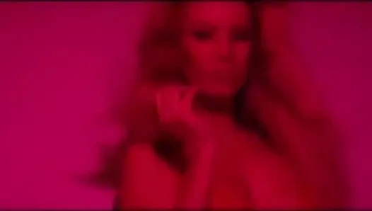 Reife brünette verschlingen schwanz in schlampiger dreier-orgie