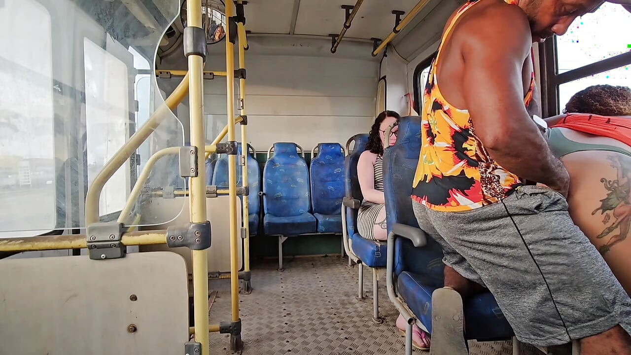 EIN SCHAMLOSES PAAR, DAS IM ÖFFENTLICHEN NAHVERKEHR FÄHRT, UND EIN RÜCKSITZPASSAGIER, DAS ALLES FILMT