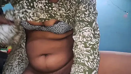 Hintli evli kadın yarağa biniyor ve yan amına boşalıyor